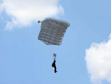 Εντυπωσιακή άσκηση Ελλήνων και Αμερικανών αλεξιπτωτιστών στην Ελευσίνα (φωτό)